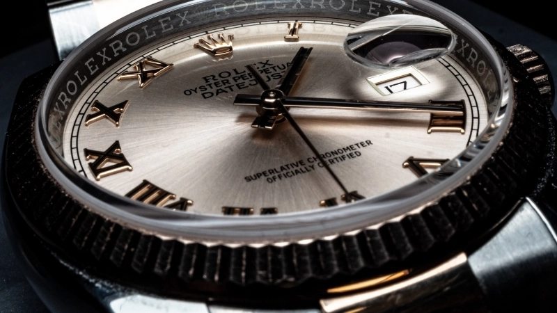 So sánh độ hoàn thiện sắc nét của kim và cọc số, nhận biết đồng hồ Rolex thật qua chi tiết