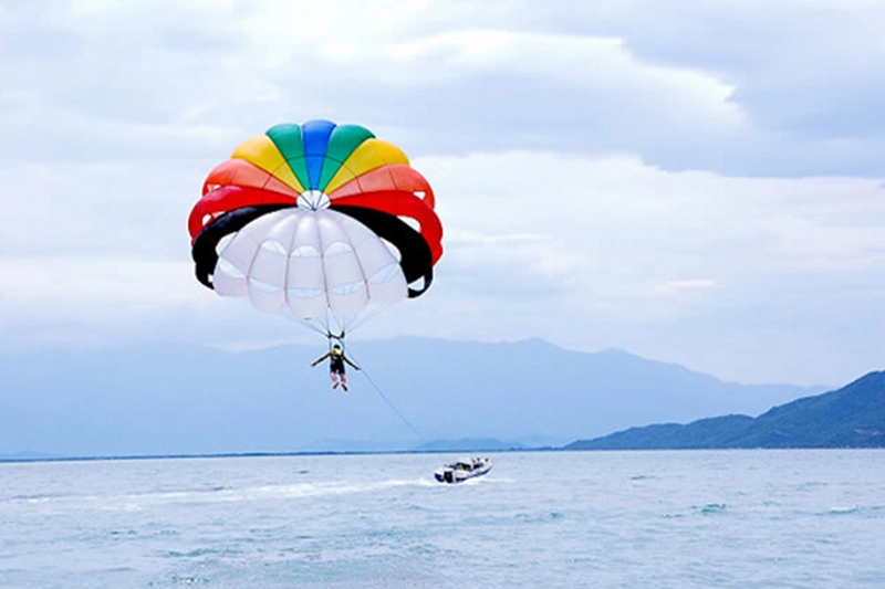 Trải nghiệm bay dù lượn trên không ngắm toàn cảnh biển trời