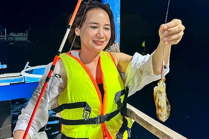 Hoạt động bắt ốc ghẹ và câu mực cực vui ở Sủng Cỏ