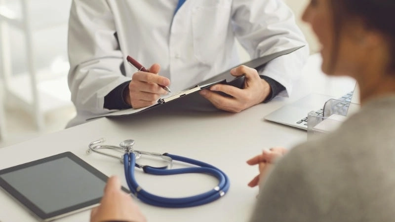  Tham khảo ý kiến bác sĩ là bước quan trọng nhất để khắc phục tình trạng kinh nguyệt không đều