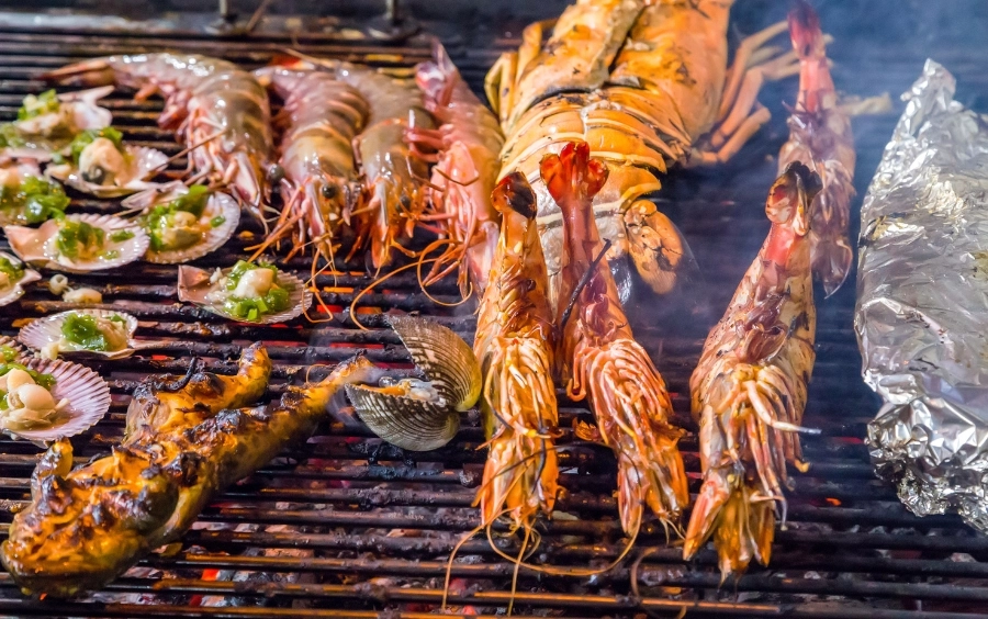 Thưởng thức hải sản nướng tại chỗ ngay cạnh bờ biển