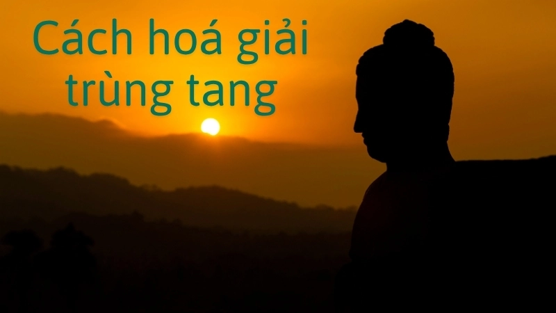 Thầy cúng thực hiện nghi lễ hóa giải trùng tang theo quan niệm dân gian