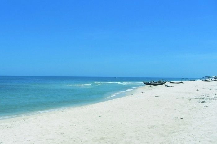 Hòa mình thiên nhiên với tắm biển và thư giãn trên bãi cát mịn