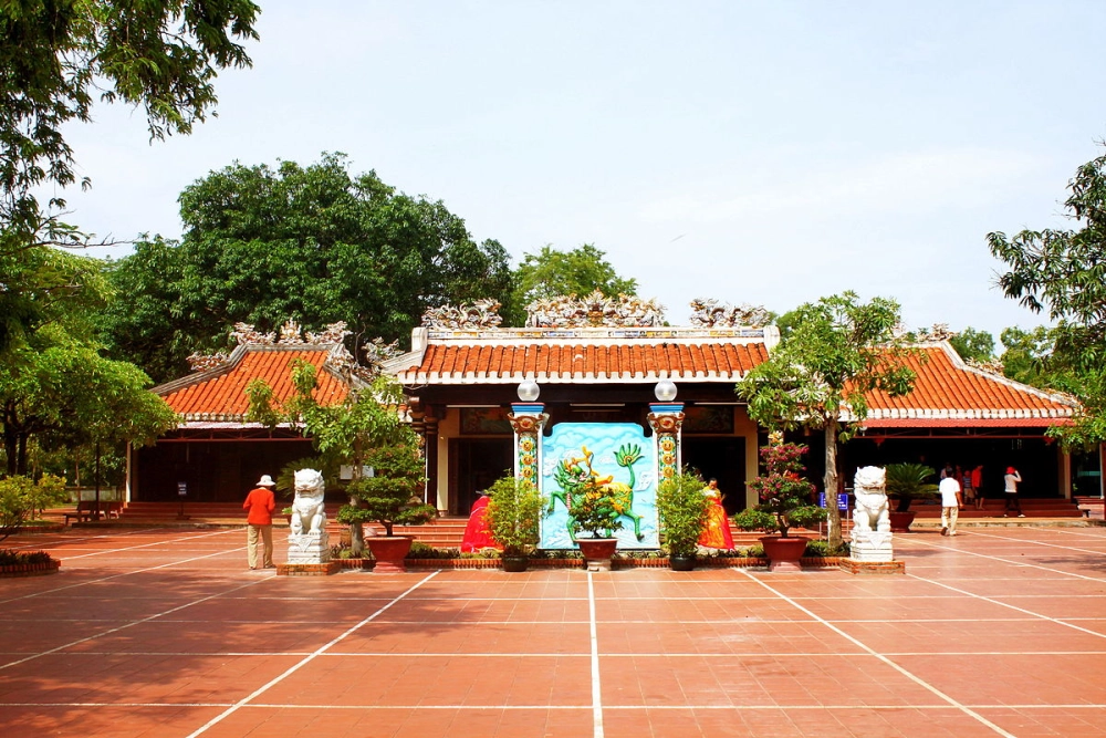Tìm hiểu văn hóa tại dinh thầy thím với truyền thuyết linh thiêng