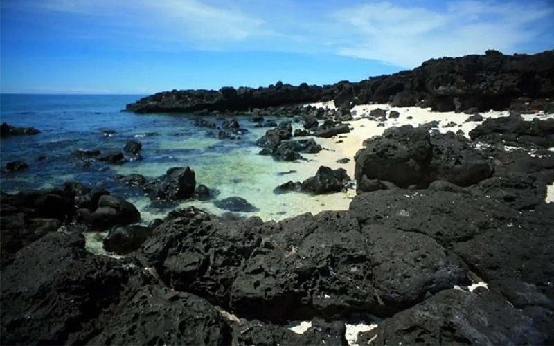 Đừng bỏ lỡ cơ hội khám phá bãi Đá Đen bí ẩn và độc đáo