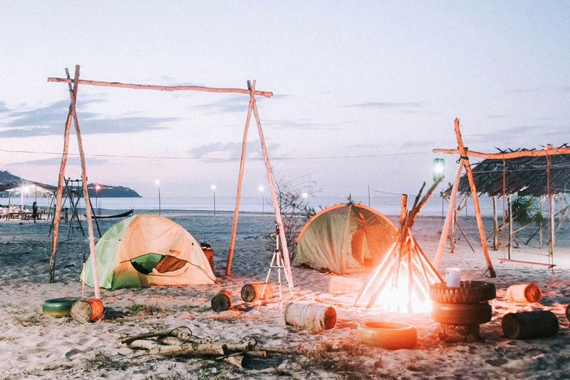 Hoạt động chill Cắm trại bên bờ biển