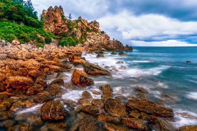 Ngỡ ngàng trước các bãi đá độc đáo quanh mũi rồng lạ mắt