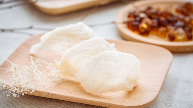 Yến sào thật thường có hình dáng tự nhiên, không quá hoàn hảo, với các sợi yến đan xen tinh tế