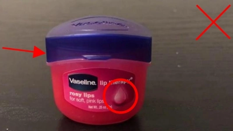  Kiểm tra kỹ nắp chai dưỡng thể Vaseline để phát hiện hàng giả