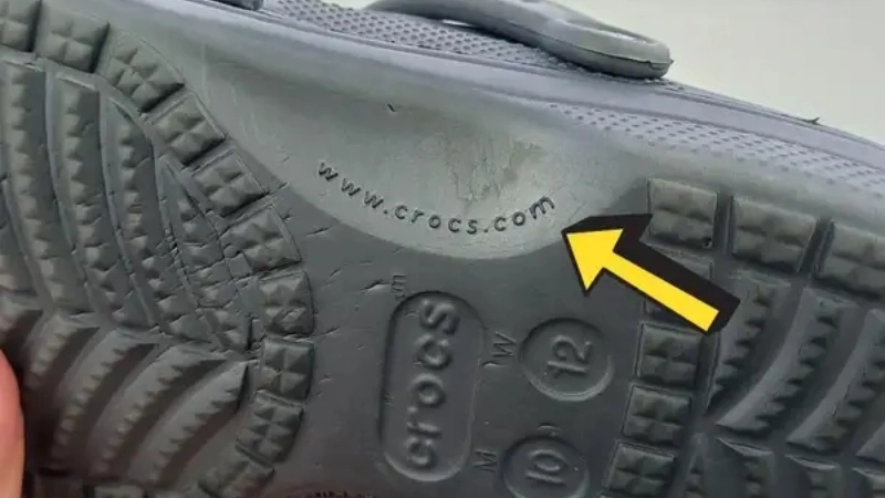 Tham khảo giá dép Crocs chính hãng để tránh mua phải hàng giả