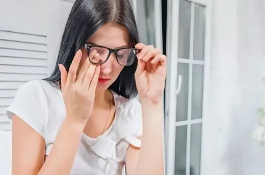 Bị cận khóc có sao không và cách chăm sóc đúng cách