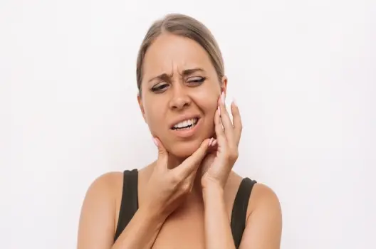 Bị tê mặt có sao không và cách xử lý an toàn tại nhà