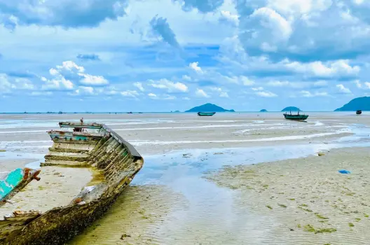 Cảnh sắc yên ả và thơ mộng tại bãi biển Lò Vôi tuyệt đẹp