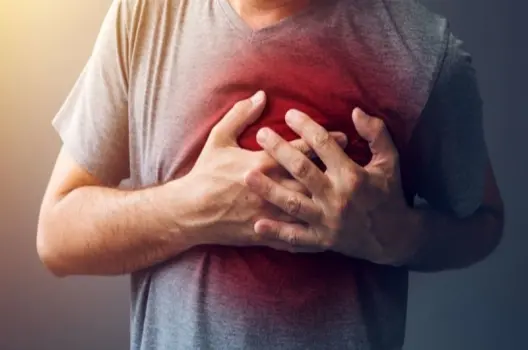 Nhói tim có bị sao không và khi nào cần đi khám ngay