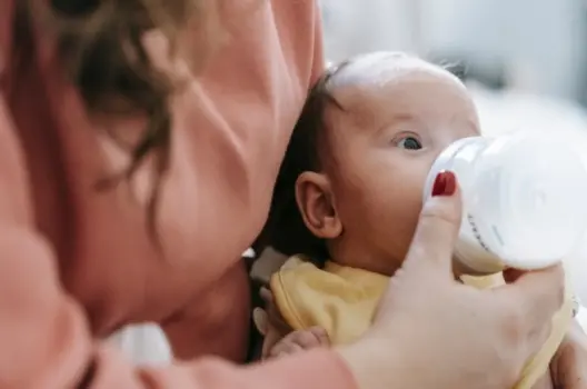 Sữa mẹ được hình thành như thế nào? Nhận biết màu của sữa mẹ tốt