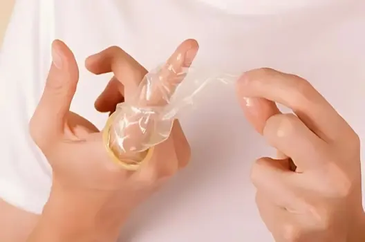 Quan hệ dùng tay có bị sao không và cách phòng tránh