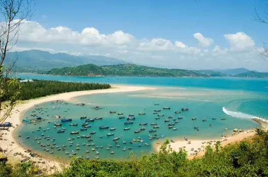 Khám phá bãi biển Từ Nham bình yên và trong xanh