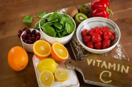 Uống nhiều vitamin C có bị sao không và nên uống bao nhiêu