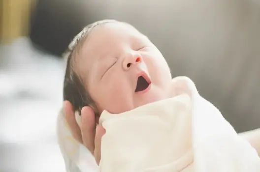 5 mẹo dân gian khi ẵm con rời bệnh viện mẹ nào cũng nên biết