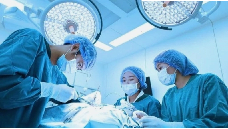 Bác sĩ có thể tiến hành phẫu thuật để loại bỏ khối máu tụ