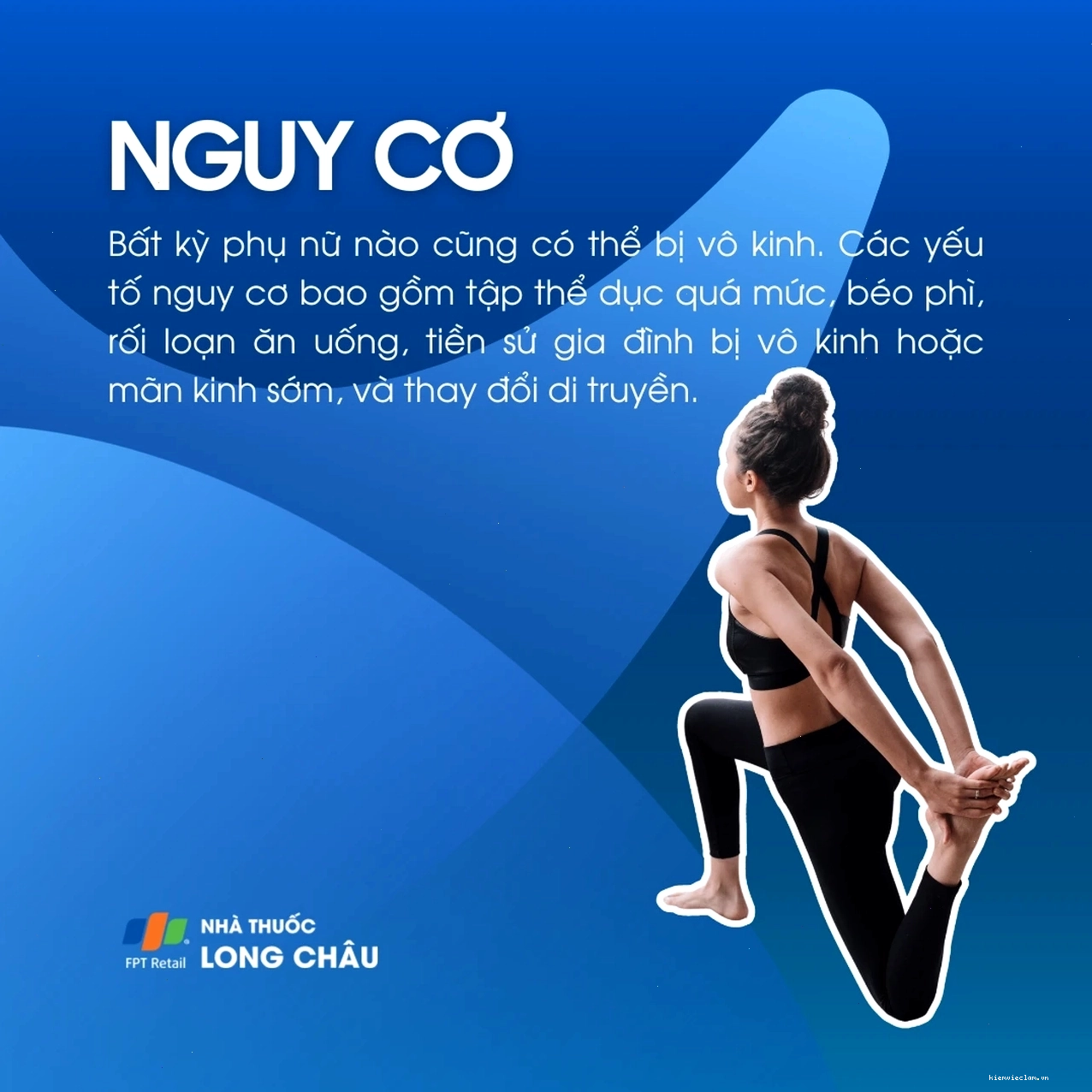 Bác sĩ đang khám cho bệnh nhân nữ