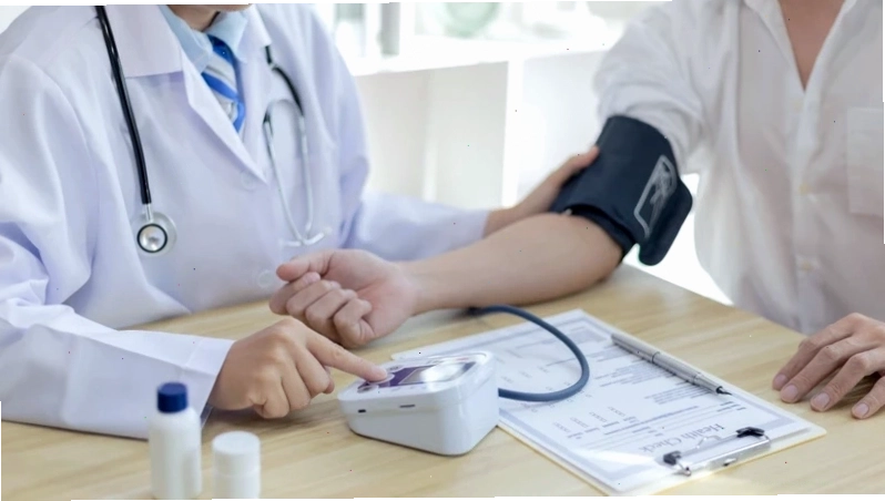 Bác sĩ đang kiểm tra huyết áp cho bệnh nhân