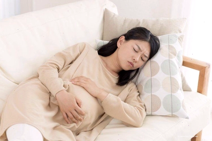 Bác sĩ đang siêu âm thai nhi, mẹ bầu cần đi khám thai định kỳ ở tuần 20