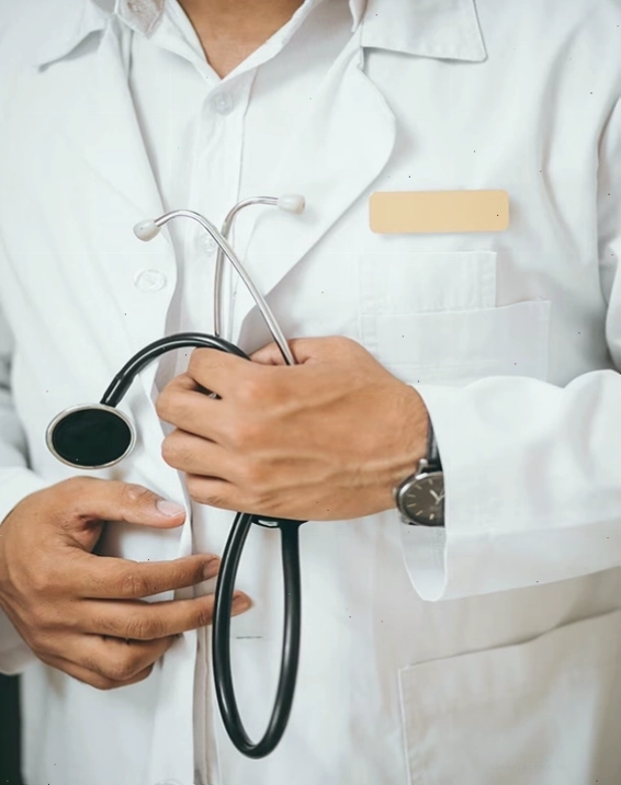 Bác sĩ đang tư vấn và lựa chọn dịch vụ điều trị cho bệnh nhân