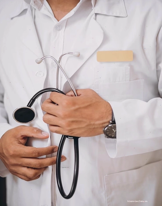 Bác sĩ đang tư vấn và lựa chọn phương pháp điều trị phù hợp