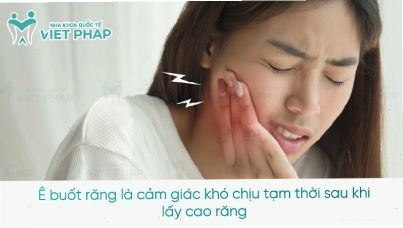 Bác sĩ nha khoa đang thực hiện lấy cao răng cho bệnh nhân
