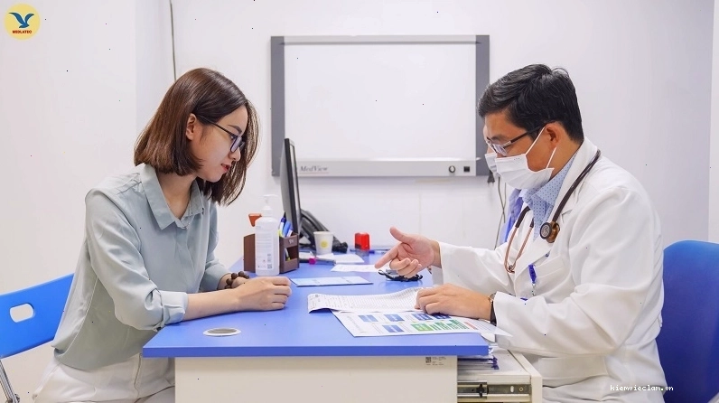 Bác sĩ tư vấn cho bệnh nhân về cách mang vớ y khoa