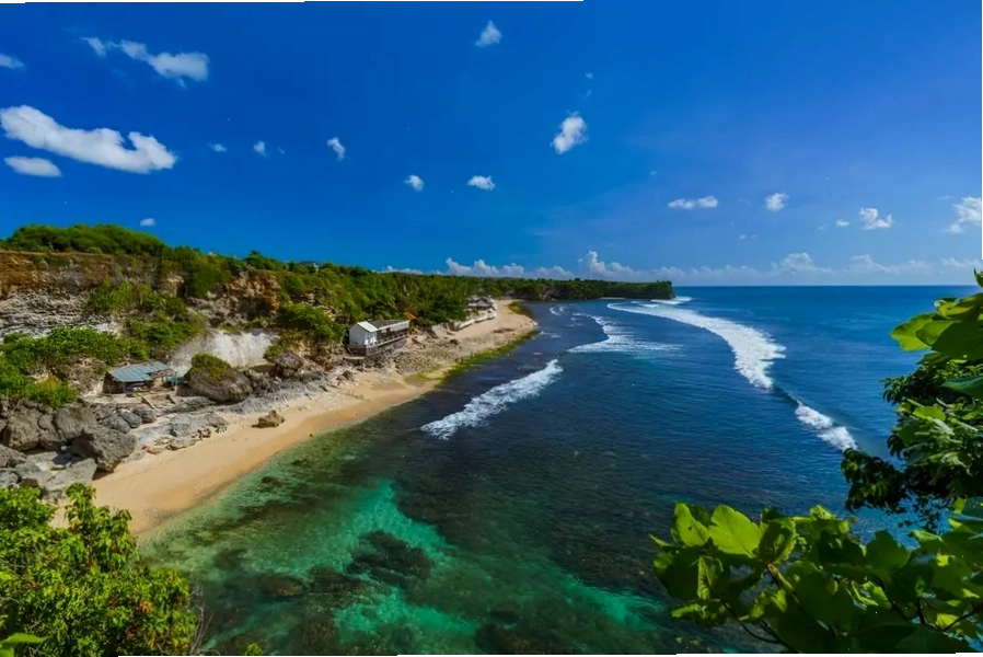 Bãi biển Balangan Bali với những vách đá hùng vĩ và sóng lớn