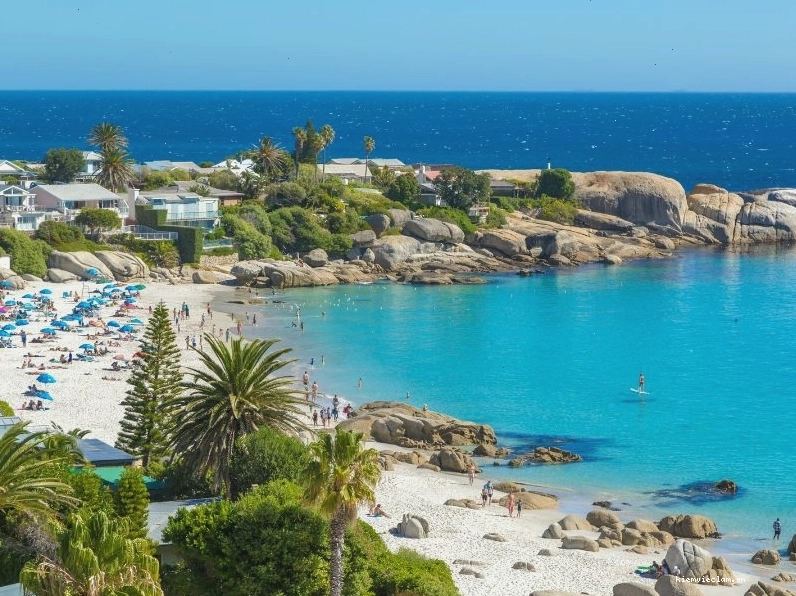 Bãi biển Camps Bay Nam Phi nhìn ra dãy núi Bàn hùng vĩ
