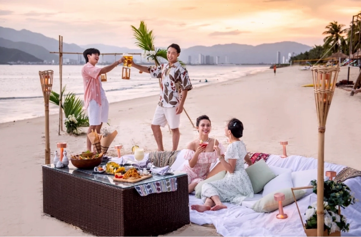 Bãi biển Đại Lãnh với bãi cát dài và nước biển trong xanh
