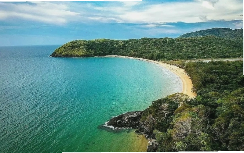 Bãi biển Đầm Trầu Côn Đảo với khung cảnh hoang sơ và yên bình