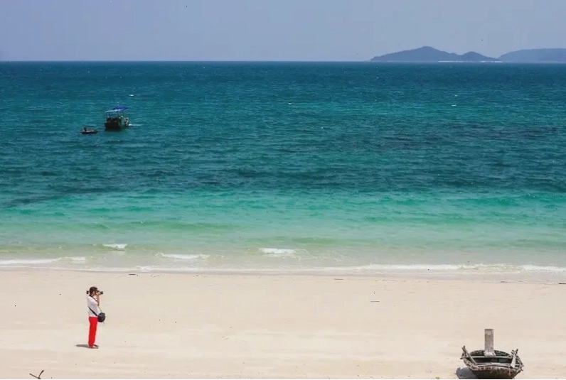 Bãi biển đảo Thanh Lân với cát trắng mịn