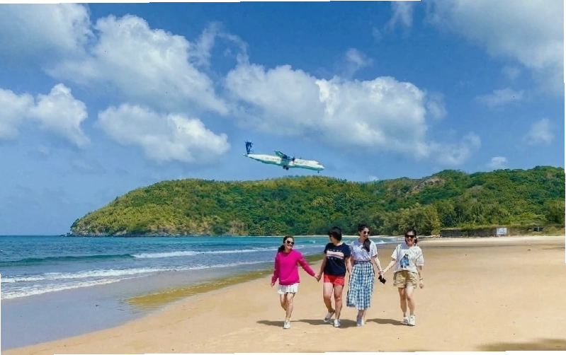 Bãi biển Đất Dốc Côn Đảo với những ghềnh đá và sóng biển hùng vĩ