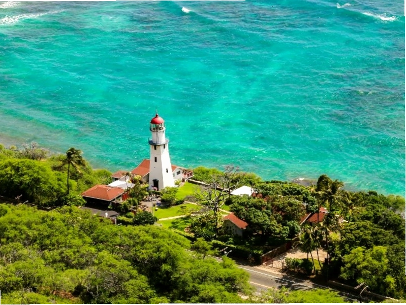 Bãi biển Hawaii với những con sóng lớn thu hút các vận động viên lướt sóng chuyên nghiệp