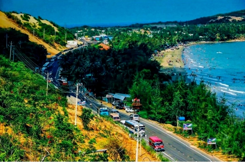 Bãi biển Hòn Rơm với cát vàng và làn nước biển trong xanh