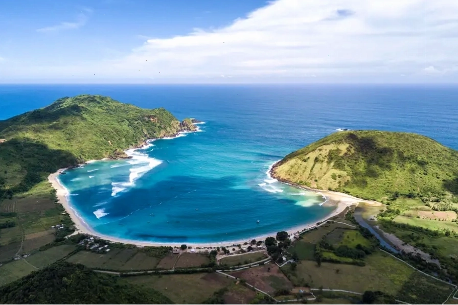 Bãi biển Mawun Lombok với vẻ đẹp hoang sơ và làn nước hai màu