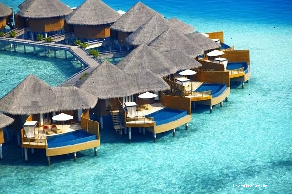 Bãi biển Nha Trang với bờ cát trắng và nước biển trong xanh