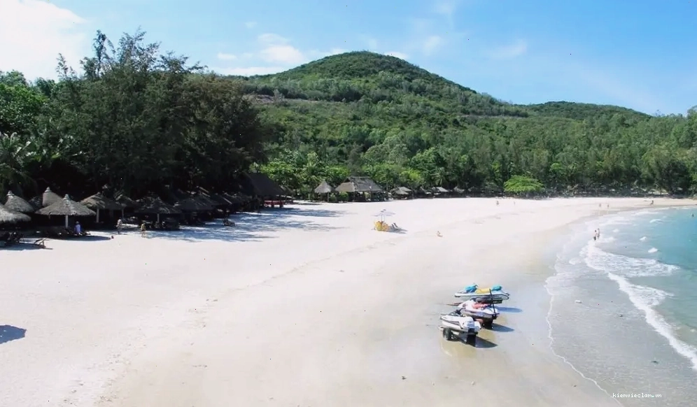 Bãi biển Nha Trang với cát trắng mịn và nước biển trong xanh