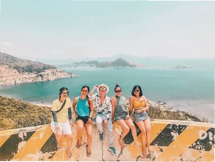 Bãi biển Ninh Chữ với bờ cát trắng và làn nước xanh ngắt