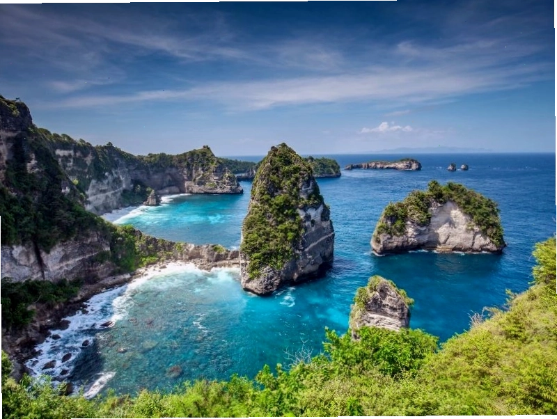 Bãi biển ở Bali Indonesia với sóng biển và cát vàng
