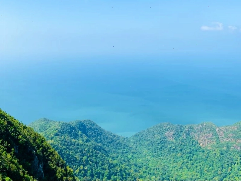 Bãi biển ở Phuket Thái Lan với cát trắng và nước biển trong xanh