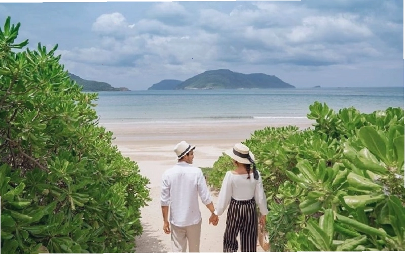 Bãi biển Ông Đụng Côn Đảo với làn nước trong xanh và rặng san hô đẹp