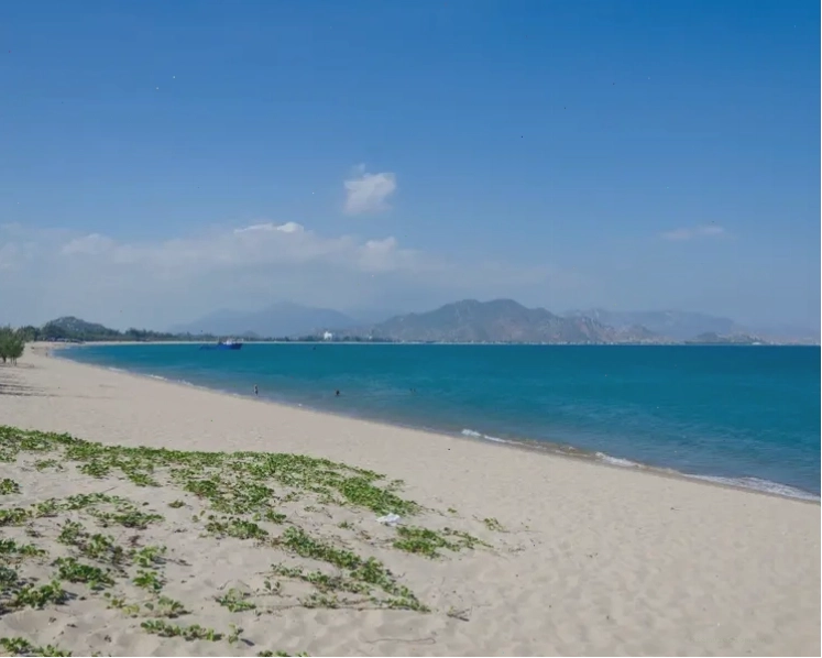Bãi biển Quan Lạn Vân Đồn với vẻ đẹp hoang sơ và nước biển trong xanh