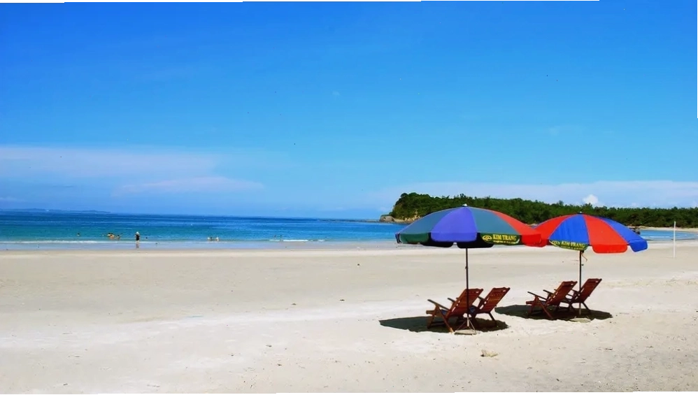 Bãi biển Quan Lạn với cát trắng mịn