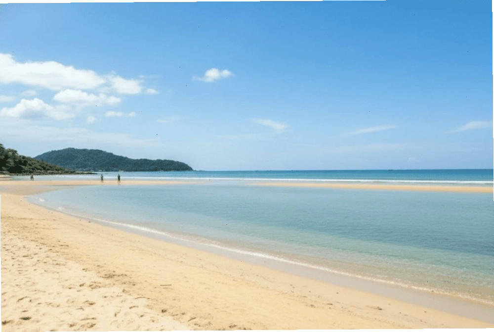 Bãi biển Quỳnh Phương (cách trung tâm khoảng 2km)