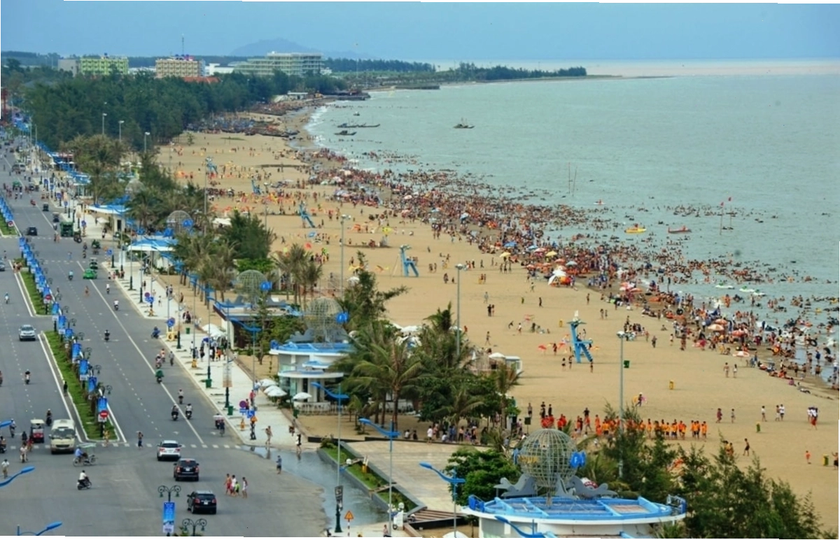 Bãi biển Sầm Sơn với bờ cát trắng và làn nước xanh biếc
